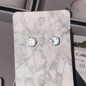 Snygga silvriga örhängen - Säljer dessa skit snygga silvriga örhängerna med en silvrig sten, vet ej vart dom e ifrån men dom är jätte fina! Nypris 179kr! 💞💞OANVÄNDA!