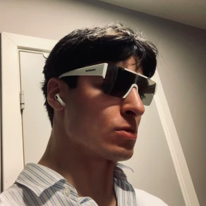 Burberry solglasögon - Som nya, fick de för 2 dagar sen, inte min stil. Fick som gåva av en polare. Skitsnygga annars, väldig clean. Unisex, så tjejer kan använda de med. Kostar 2400kr för er i sverige tror jag. Bor i norge. Kommer med allt.