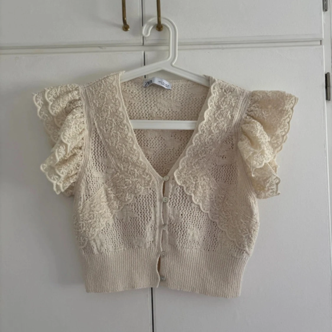 Beige spetsblus med volangärm från Zara - 1