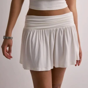 Minikjol - Vit minikjol från Nelly i storlek S. I mycket bra skick utan defekter.