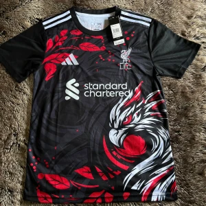 Liverpool Fotbollströja - Snygg Limited Edition Liverpool fotbollströja från Adidas med coolt mönster, tröjan är helt ny och original lapparna sitter kvar. Storlek S (slim fit) kan funka för någon med M också, perfekt för sommaren hör av dig vid intresse eller frågor ☀️☀️