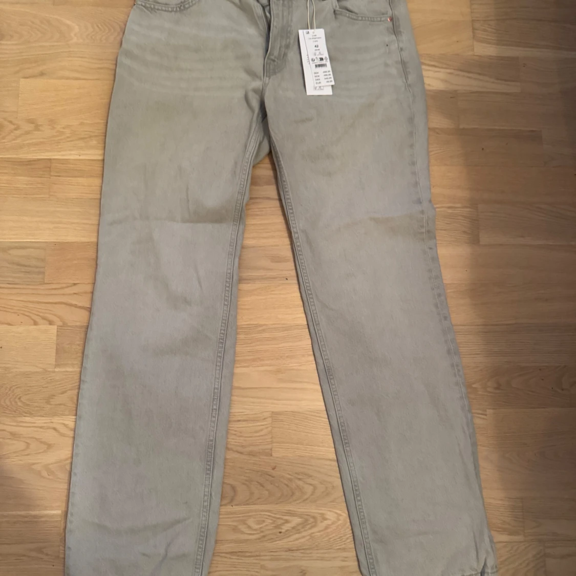 Ljusgrå low straight jeans stl 42