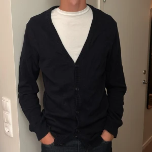 Marinblå kofta - En fin marinblå kofta i storkel M! Köpt från Zalando för länge sen! 