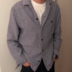  Overshirt  - Snygg grå overshirt med krage och svarta knappar framtill. Köpt från Dobber (MQ) storlek S men passar M också. 