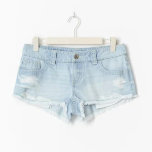 Low waist jeansshorts - Säljer dessa ljusblåa low waist jeansshorts från Gina 14+!! Prislapp kvar och endast testade då de tyvärr inte passade! Storlek XS💗