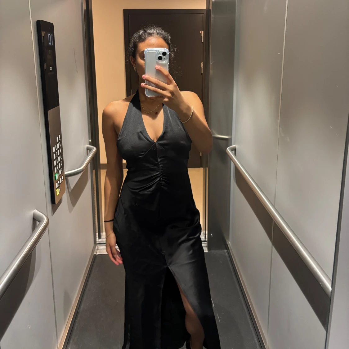 Svart långklänning med slits 