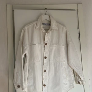 Vit oversized jeansjacka från Zara  - Använt ca 2 gånger, är i bra skick 