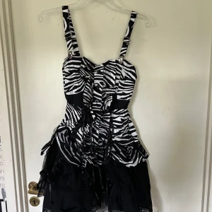 Klänning storlek L/XL - Helt ny klänning i bomull. Storlek L/XL. Resår upptill på ryggen för att anpassa efter kroppen.