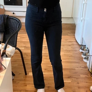 Svarta jeans FilippaK - Sköna i materialet. 