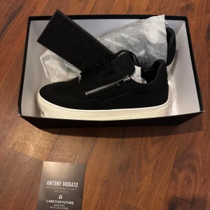 Svarta sneakers från Antony Morato - Stilrena svarta sneakers från Antony Morato som aldrig har använts. Kvitto finns kvar. Säljer pågrund av att jag inte tyckte de va rätt för mig.