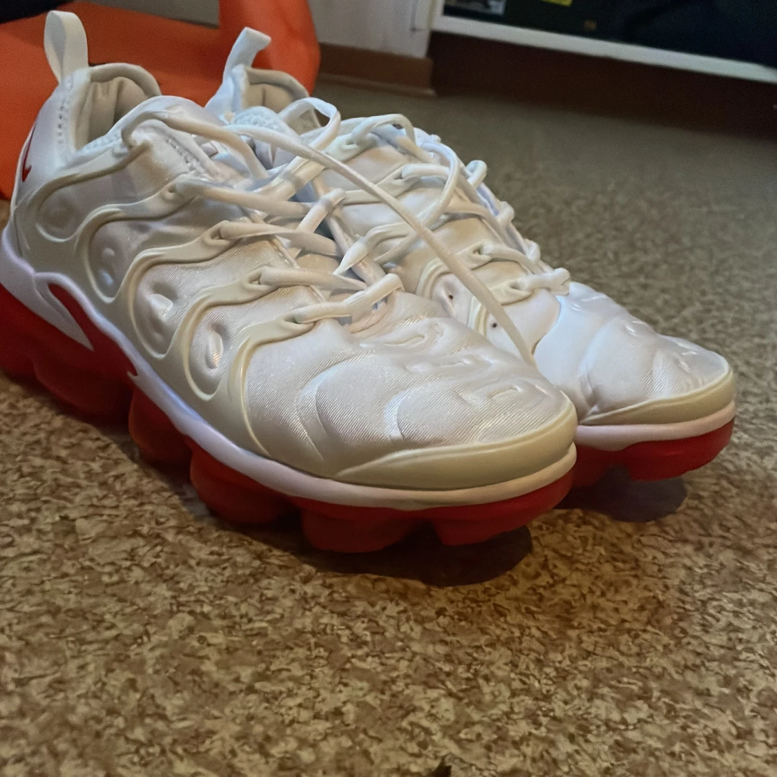 Nike Vapormax Plus vit/röd sneakers - 2