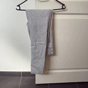 Grå jeansbyxor från FSBN, 28/30 - Snygga ljusgrå jeansbyxor från FSBN med klassisk femficksdesign och raka ben. Byxorna har en diskret tvättad look och är tillverkade i mjuk bomullsdenim. Perfekta för dig som gillar en clean och stilren vibe.