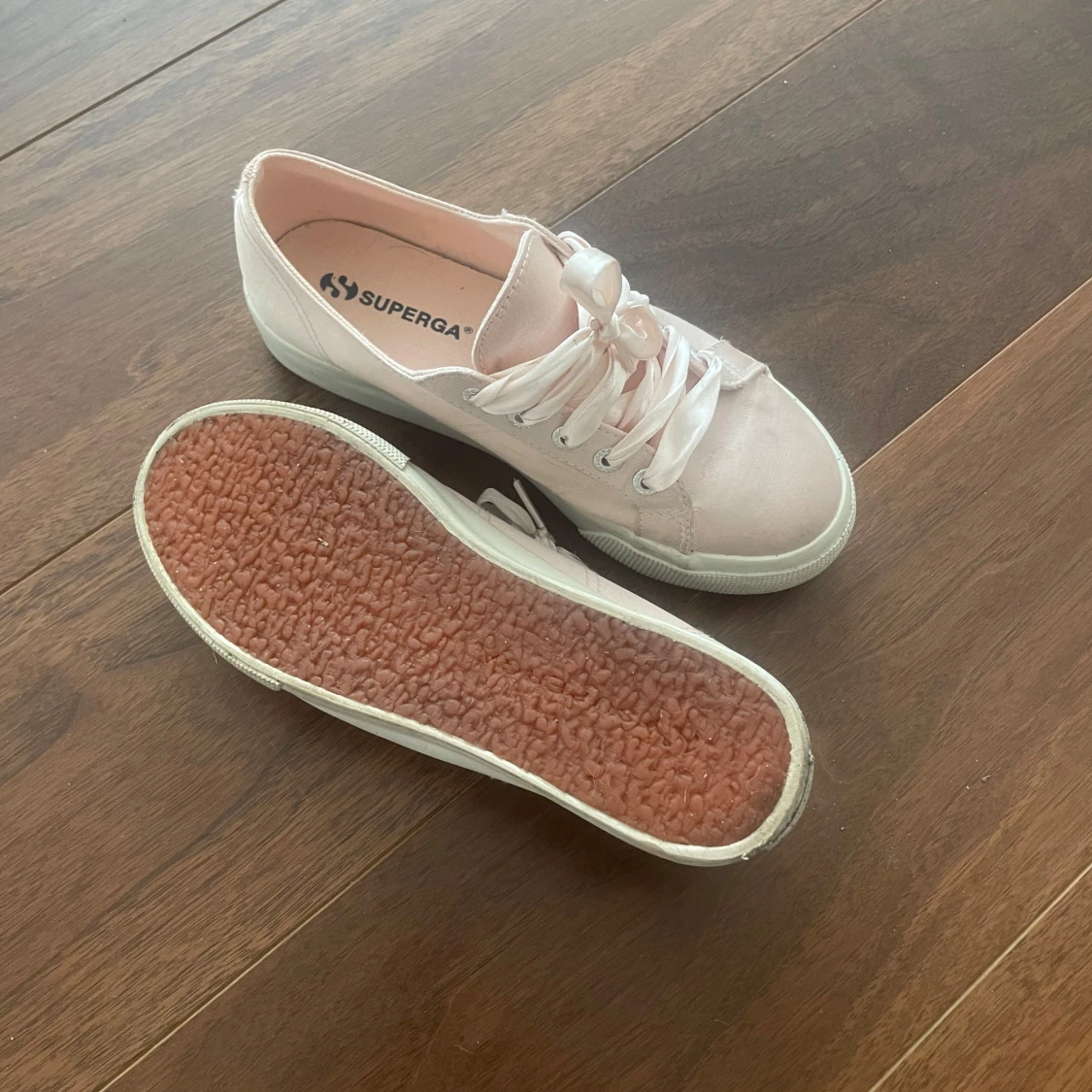 Ljusrosa Superga sneakers med satinsnören - 2
