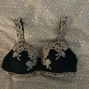 Daniela pretty flowers intimissmi bh Marinblå - Köpt från annan secand hand butik, använd ca 3 gånger. Inga defekter förutom att tråden på den ena sidan av axelbandet  är lite isönder typ (sista bilden) Storlek 75b