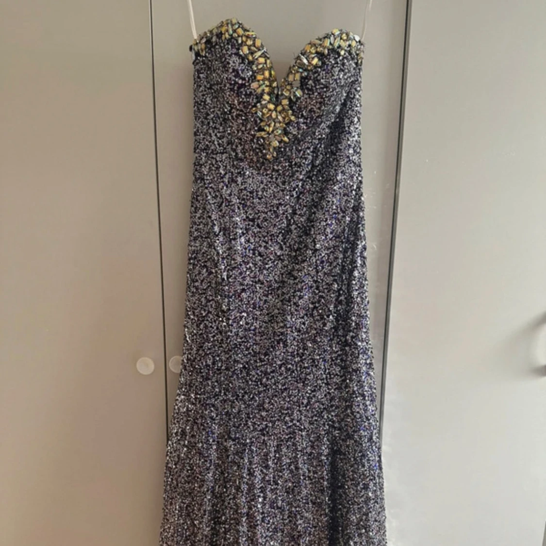 Glittrig lila långklänning med paljetter
