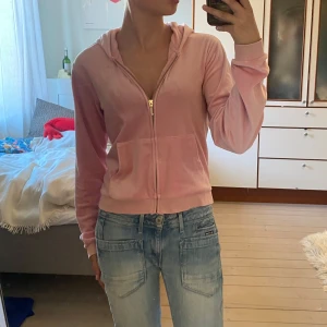 Rosa Juicy Couture hoodie i velour - Superfin rosa hoodie från Juicy Couture i mjuk velour med dragkedja och huva. Klassisk logga broderad på bröstet och två fickor framtill. Sjukt bekväm och känns helt ny💗