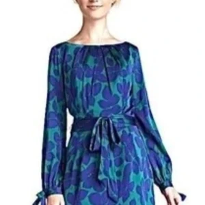 Blommig blågrön sidenklänning från Milly - Superfin klänning från Milly i blått och grönt med blommigt mönster. Långärmad modell med knytband i midjan och vid ärmsluten. Snyggt flowy tyg som känns lyxigt och passar perfekt när du vill sticka ut lite extra. Fodrad.