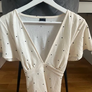 Prickig topp Gina Tricot - Jättefin topp från Gina som tyvärr är för stor  använd en gång 
