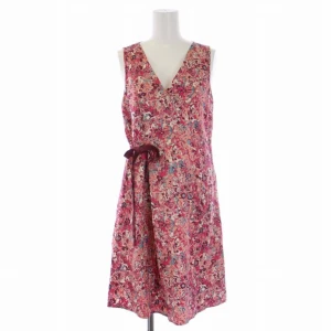 Blommig omlottklänning i siden  från Marc Jacobs - Superfin omlottklänning från Marc by Marc Jacobs med blommigt mönster i rosa, rött och blått. Klänningen är ärmlös, har v-ringning och en söt rosett i midjan. Tillverkad i polyester och perfekt för sommarens alla tillfällen.