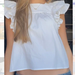 Volangblus - Säljer denna nästan oanvända jättefina blus från mango, passar perfekt till jeans eller kjol!! Inga fläckar eller andra defekter, skriv för fler bilder 💗💗😇😇