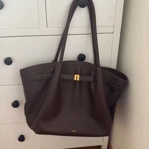 Brun väska från JW PEI - Säljer min bruna JW PEI, använd ett fåtal gånger! Köpt för 1431 kr🌟🌟