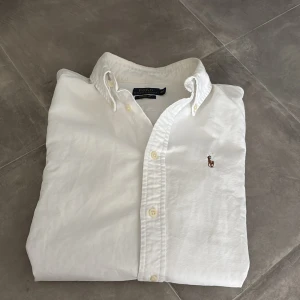 Ralph Lauren skjorta GE PRISFÖRSLAG  - Skick: 9/10 | Storlek: XS | Passar perfekt för dig som är 160-170 | Nypris: 1600 | Mitt pris: Ge prisförslag | Hör av er vid frågor. 