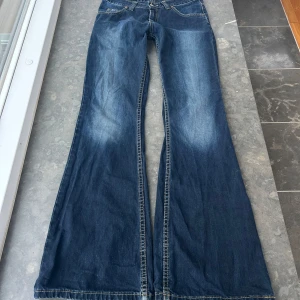 Lee jeans  - Så coola Lee jeans! Passar inte mig så därav ingen bild på. Bra skick men lite slitning vid benen som syns på sista bilden men inget som märks. W 28 L 33, midjemått 38 cm innerbenslängd 86 cm. Skriv för mer info💕