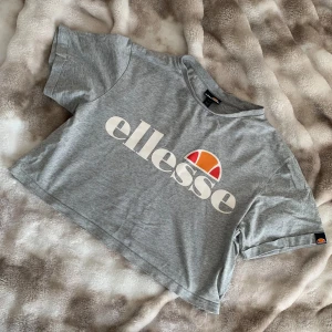 Ellesse t-shirt - i storlek 36 alltså S. Den är i bra skick se ”bild 2” så har de sånna små hål men inget som man märker. Går ju även att sy ihop. 