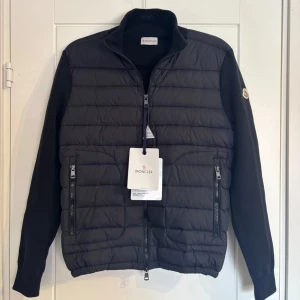 Moncler Wool Cardigan KVITTO FINNS - Svart Moncler Wool Padded Cardigan. Skick 10/10. Oanvänd med tags samt industripåse. Både NFC samt QR-scan fungerar utmärkt. Fraktas samma dag. Storlek M dock passar dig med S i jackor. Vid intresse skicka ett PM!