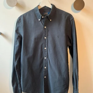 Svart Ralph lauren skjorta - ✅ Märke: Ralph lauren 📏 Storlek: S ✨ Skick: Nyskick, Inga tecken på användning!  🎯 passar perfekt till både vardag och fest  💌 Fraktas samma dag skriv vid minsta lilla intresse eller fråga! 