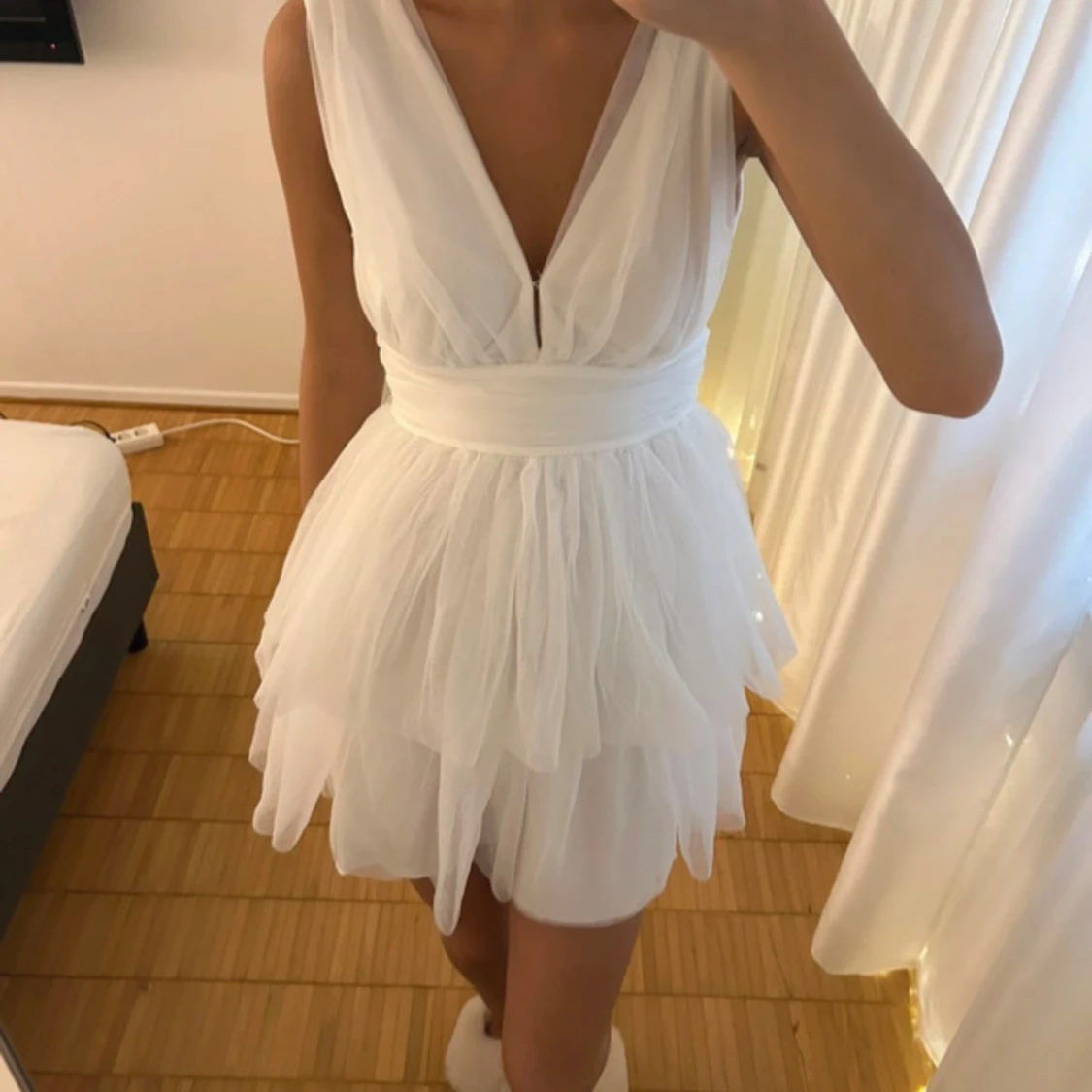Vit kortklänning med volang och v-ringning