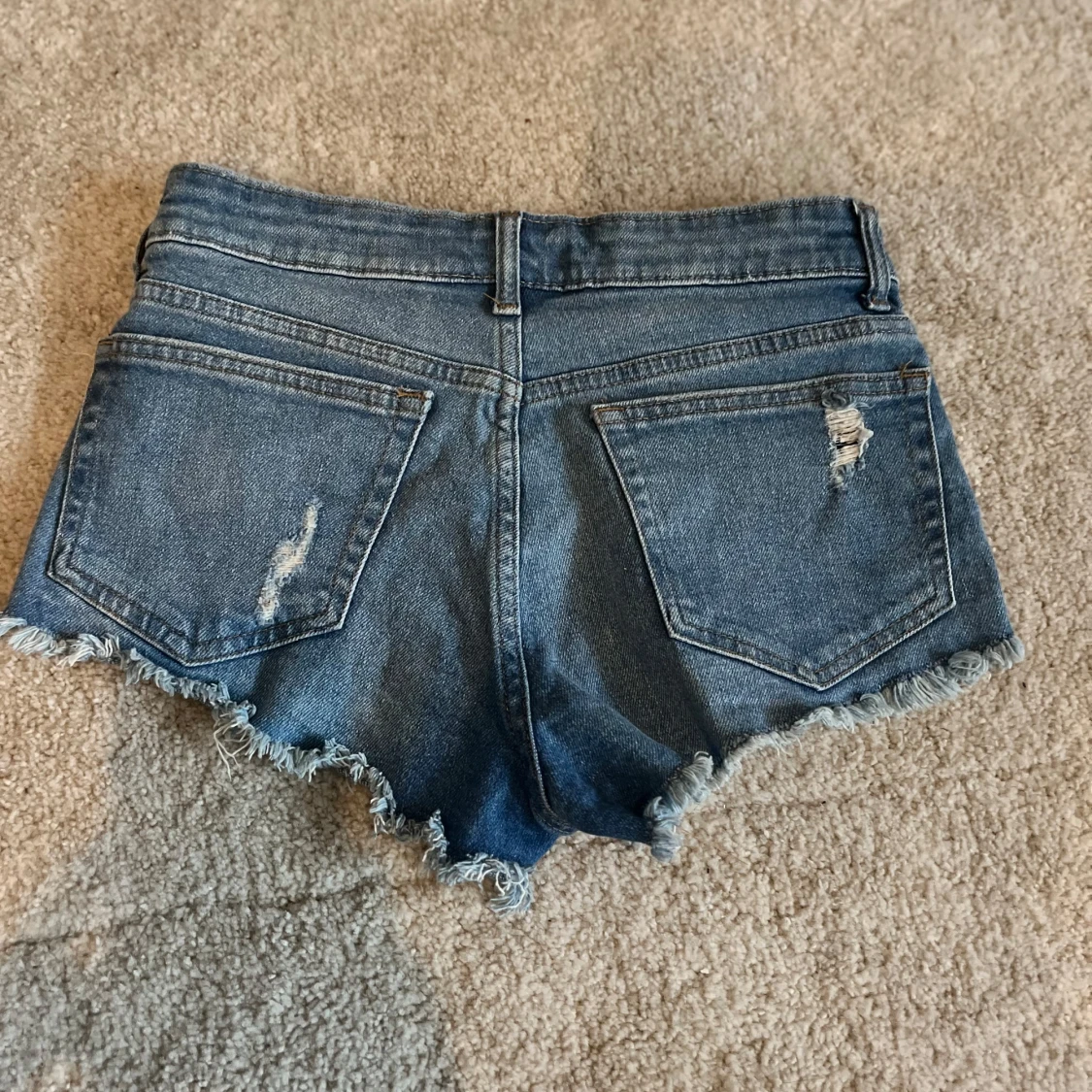 Två par jeansshorts med fransig kant - 4