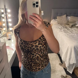 leopard topp - leopard topp från nelly, använt den några få gånger💗