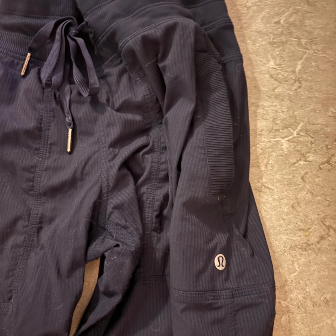 Marinblåa byxor från Lululemon med snörning - 3