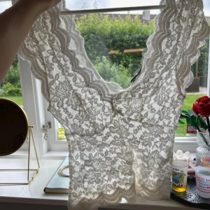 Trendig vit spetstopp - Supersöt somrig topp! Köpt på vinted men passade inte mig i storleken! Hör av dig om du har frågor mm❤️❤️