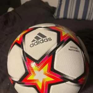Champions League Official Match Ball Adidas - Säljer en Official Match Ball från år 21/22 i Champions League. fotbollen är helt ny, i väldigt bra material och med små stjärndetaljer runt hela bollen. SIZE 5. Pris 699 kr Ordinarie pris 1900 kr. Märke Adidas 