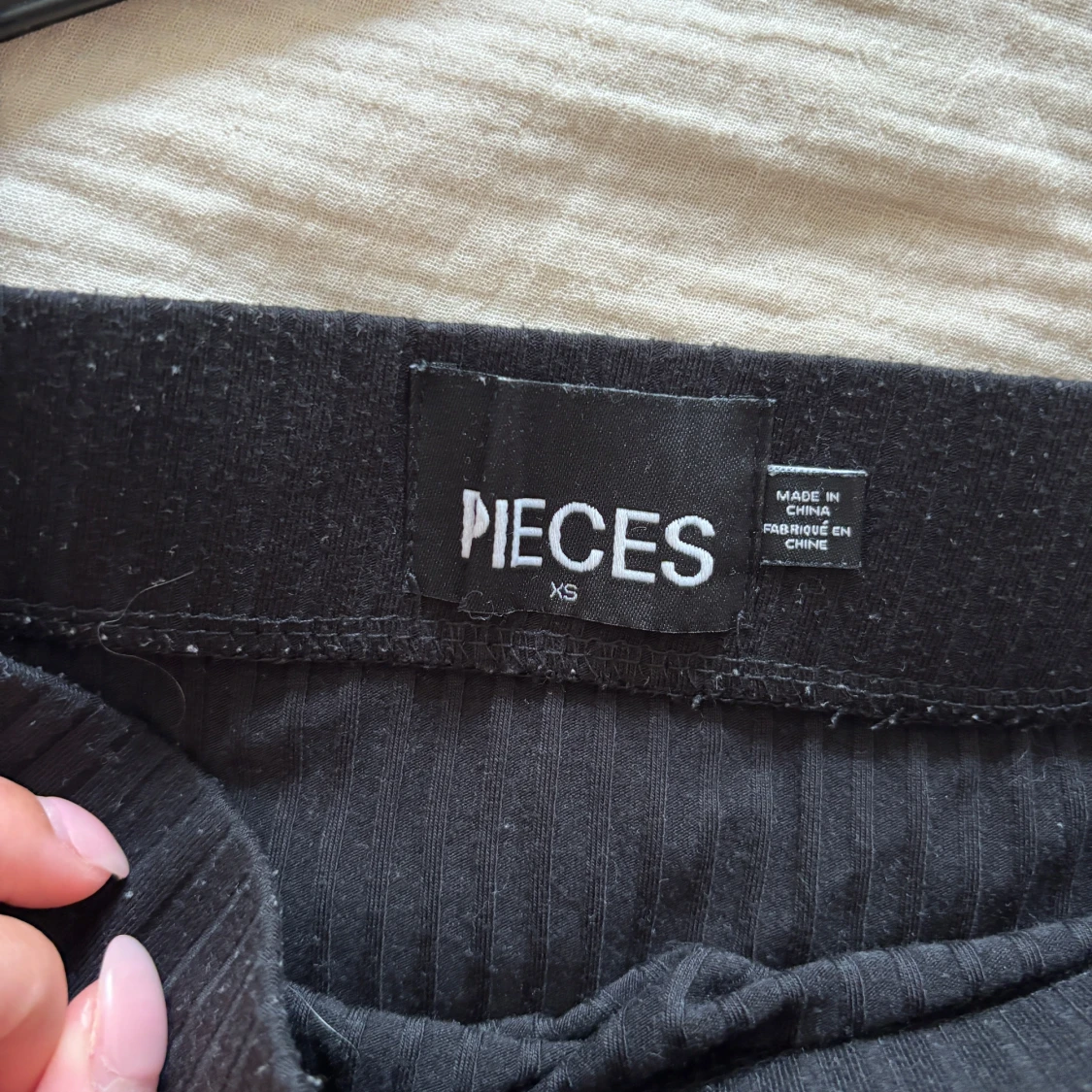 Svart ribbad långkjol från Pieces - 2