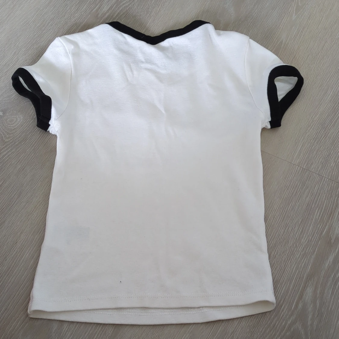Vit och svart t-shirt med fe-tryck H&M - 1