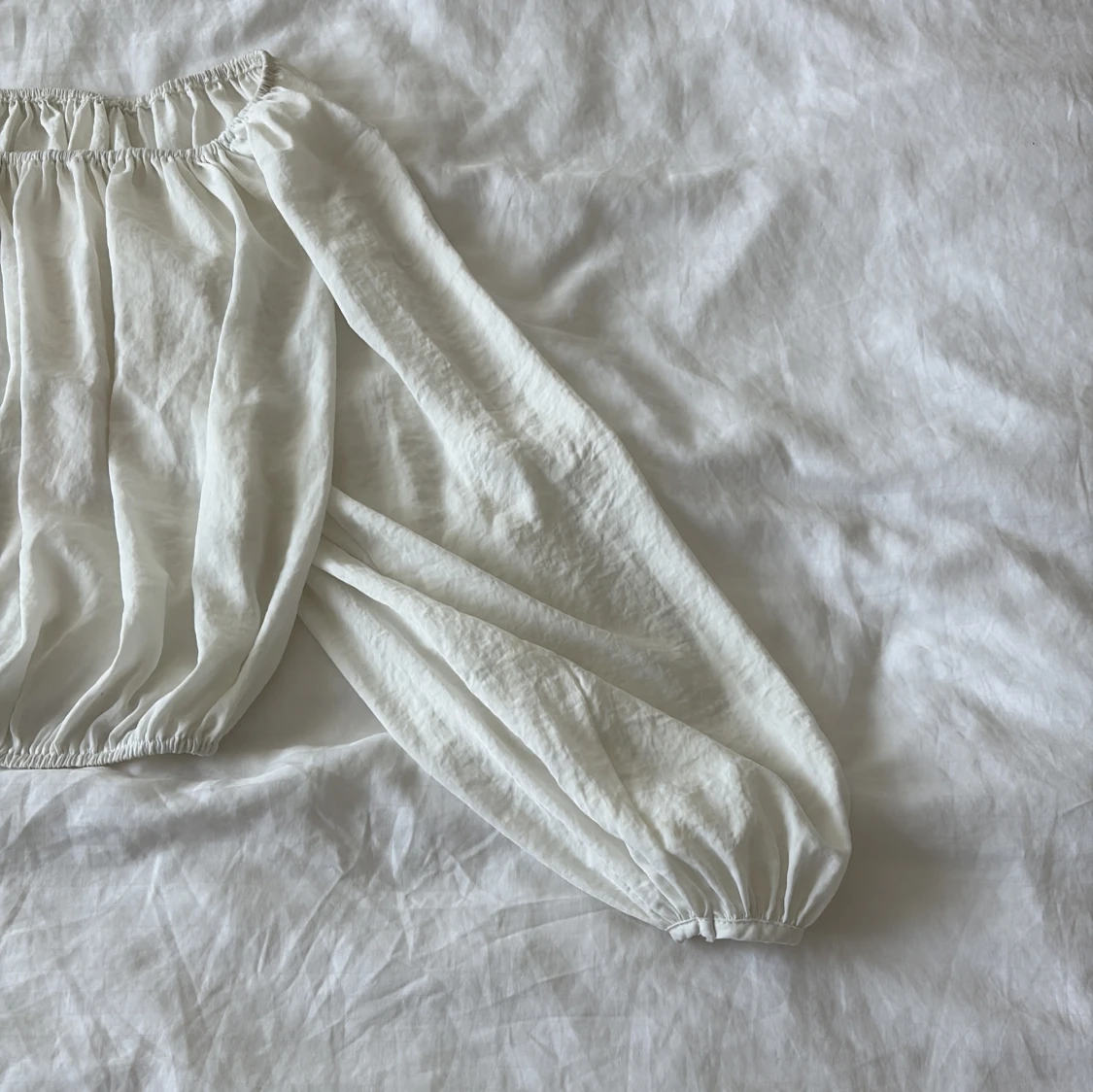 Vit offshoulder blus från Bik Bok - 1