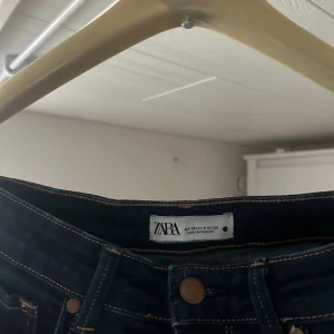 Mörkblå bootcut jeans från Zara - Jeans köpta för ca 1,5 år sedan, var pyttelite för korta för mig då jag är 176. Är i storlek 36, de är i stretch!