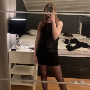 Svart minikjol - Supersnygg svart minikjolkort som tyvärr inte kommer till användning. Använd fåtal gånger och är i nyskick!✨💕