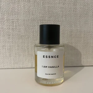 Essnce - I Am Vanilla  - Använder ej längre, doft från essnce se bild för mängd kvar.  #parfym #parfum #parfyme #essnce