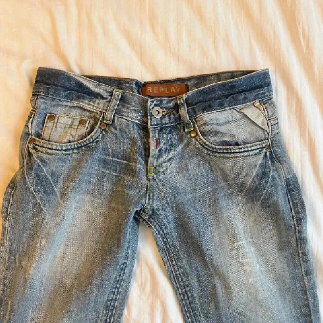 Blå jeans från Replay med broderad detalj, low waist  - 1