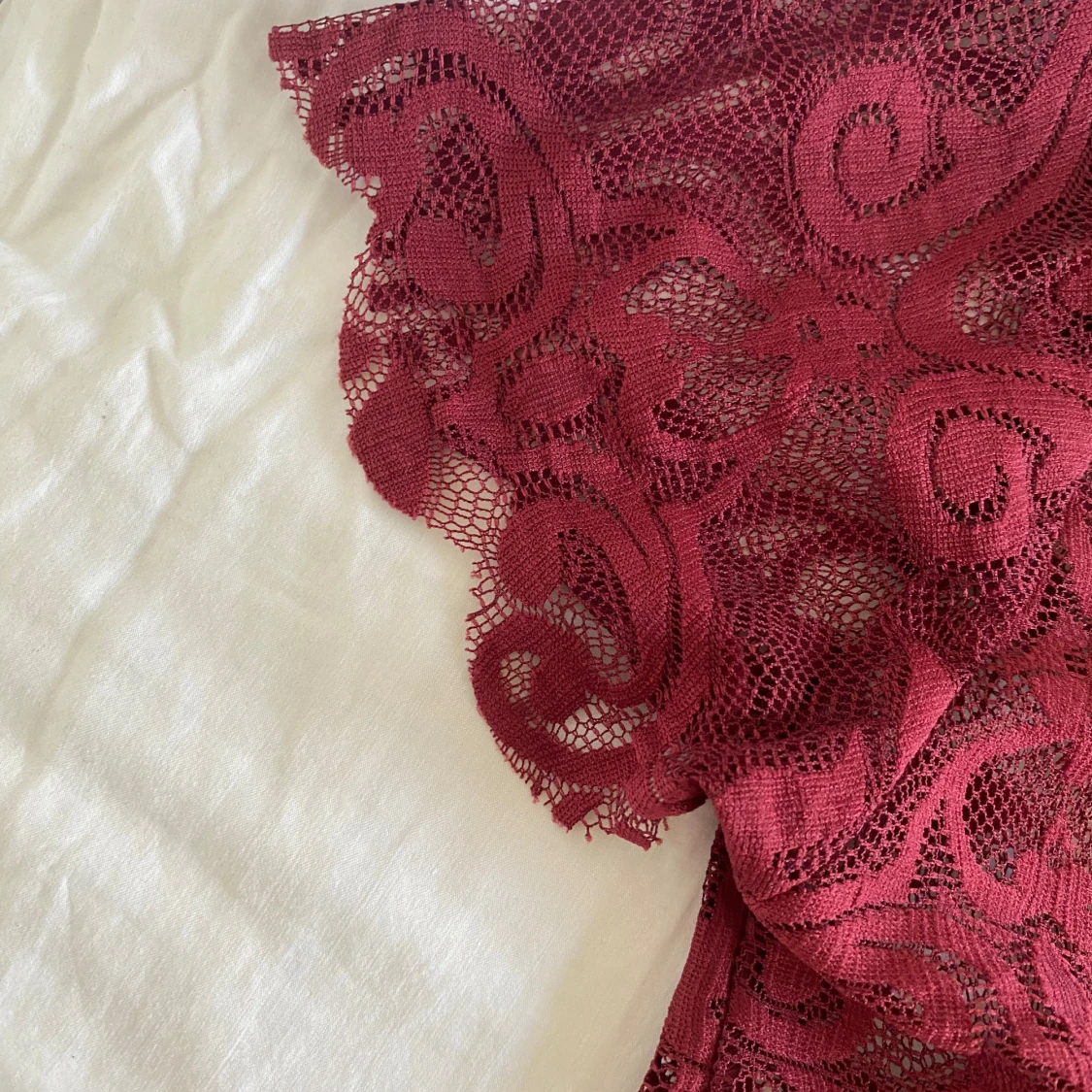 Vinröd spetsblus  - 1