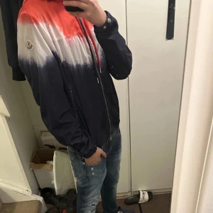 Moncler jacka. - Säljer denna sälsynta jacka av märket Moncler för endast 2299kr🤩 nypris är 11000kr. Windbreaker i storlek 3 vilket motsvarar ungefär  storlek M. Jag bär storlek S normalt och den sitter bra som man kan se på bilden👍