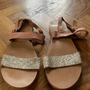 Glittriga sandaler från Mango Kids - Fina sandaler med glitter detalj. Sann till storlek och använd några gånger