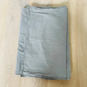 Grått påslakan IKEA Ängslilja - Grått påslakan från IKEA, modell Ängslilja. Tillverkat i mjuk bomull och har en stilren, enfärgad design. Perfekt för dig som gillar en clean och enkel look i sovrummet. Ett bäddset i gott skick, bestående av ett grått påslakan och ett örngott.
 Inga synliga slitningar.
 Storlek: 150×200 cm (påslakan) och 50×60 cm (örngott).
 Tillgänglig för upphämtning i Kista, Stockholm, eller leverans
 