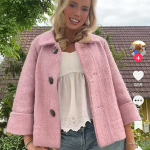 Rosa trakvartsärmad jacka - Superfin rosa trekvärtsärmad jacka! Köpt här på Plick så jag har lånat bilderna från förra säljaren. Många intresserade så det är först till kvarn som gäller💗Kolla min bio för mina standards!