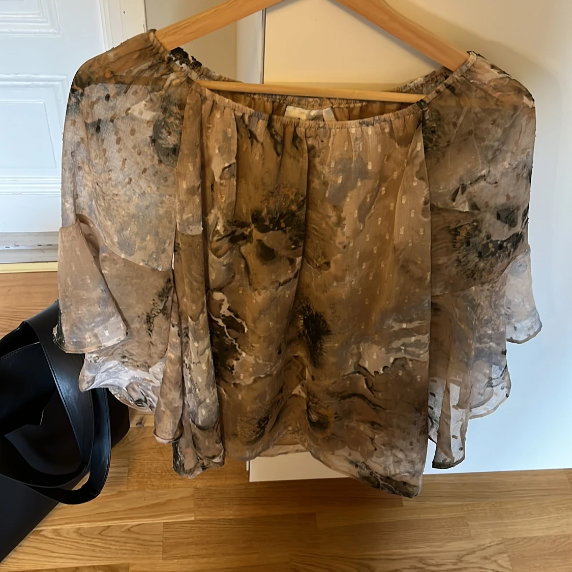 Beige blus med abstrakt mönster - 1