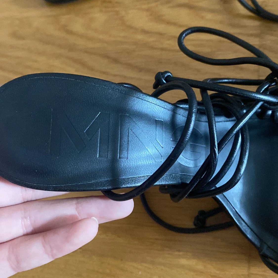 Svarta sandaletter med snörning från Mango - 2